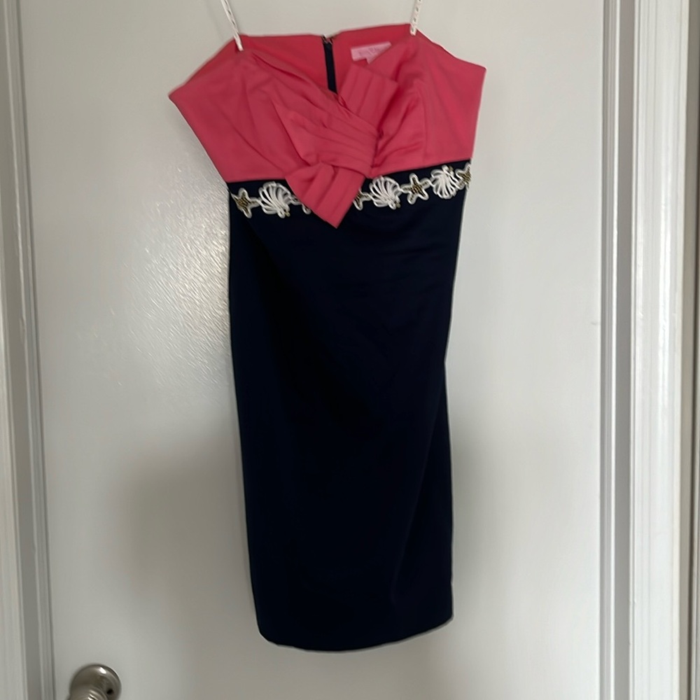 Size 8 Vintage Lilly Pulitzer strapless dress falls above knee. Navy and coral